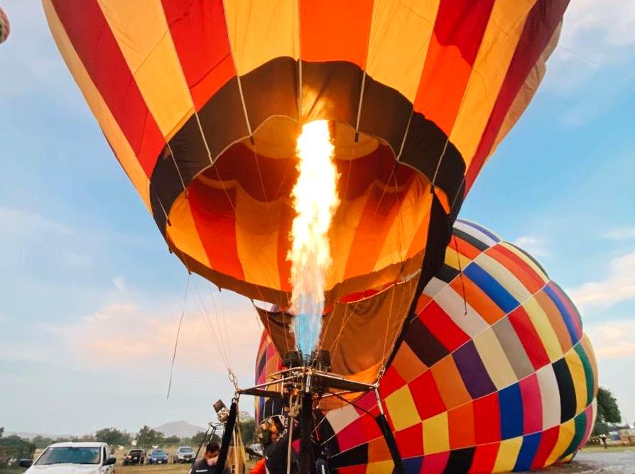 gregor-podgorski | Taking a Sunrise Balloon Flight Over the Desert